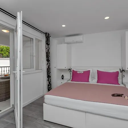 Luxurious Jube Makarska